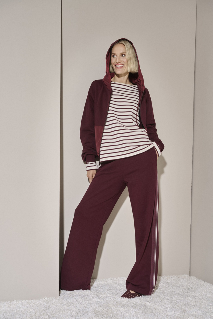 Shop the Margittes Striped Round Neck Sweatshirt in burgundy and cream at Dotique. Made from 100% cotton with a relaxed fit and classic stripe design for effortless everyday style.