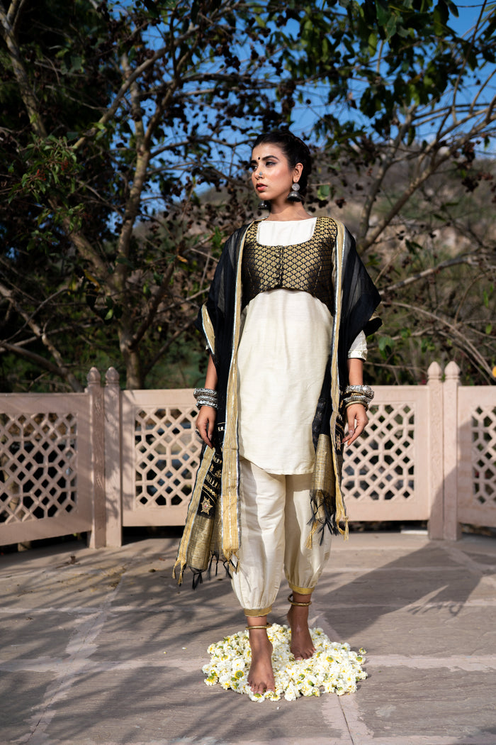 <img> Monochrome Cotton Silk Jacketed Suit Set