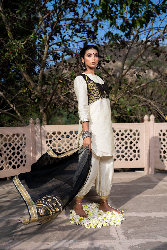 <img> Monochrome Cotton Silk Jacketed Suit Set