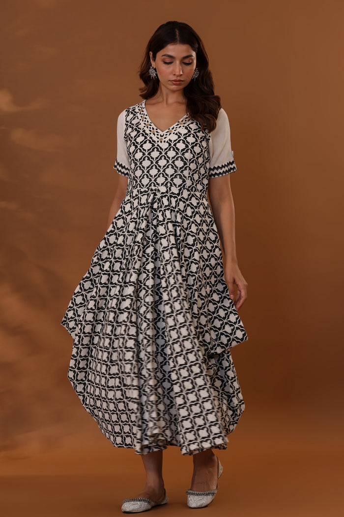 <img> White Handcrafted Double Side Drape Cotton Chola Dress