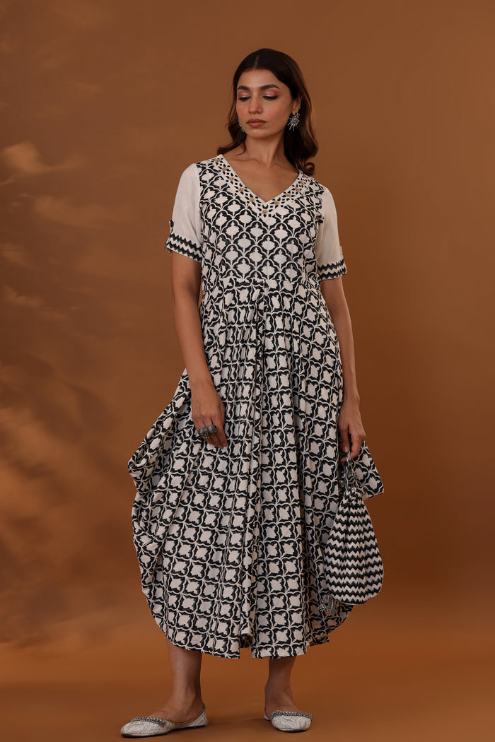 <img> White Handcrafted Double Side Drape Cotton Chola Dress